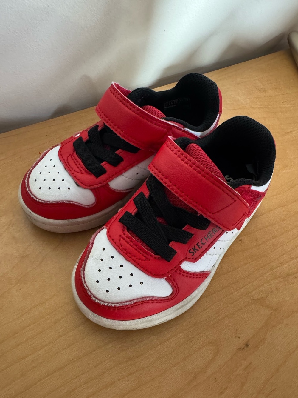 Skechers Toddlers Kids Red White & Black Velcro Strap Athletic Sneakers Size 7